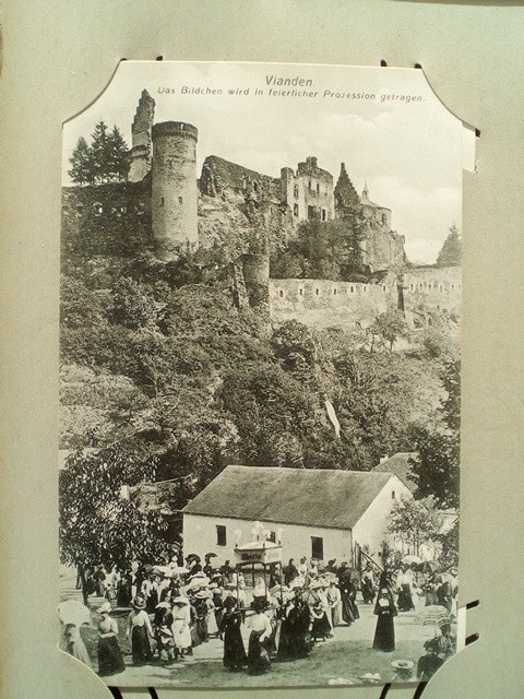 /Luxemburg/LU_Place_1900-1949_Vianden. Das Bildchen wird in feierlicher Prozession getragen.jpg